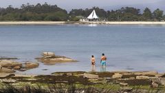 Dos ba�istas en una playa de A Illa