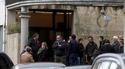 Centenares de vecinos acudieron ayer al tanatorio noi�s, donde se vel� a los tres fallecidos. 