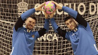 Lautaro, a la izquierda, y Torero atrapan un bal�n ante la porter�a que ambos custodian en el Vista Alegre.