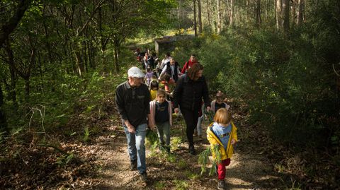 El grupo recorri� el monte guiado por comuneros