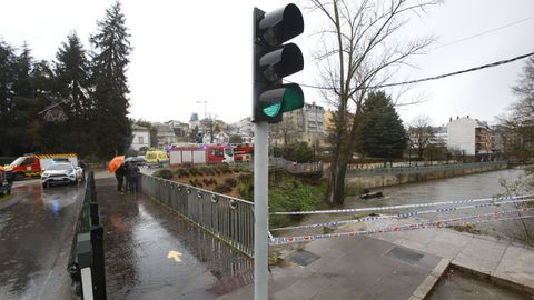 El turismo rompi� una valla cuando cruzaba el puente y se precipit� al r�o en Sarria