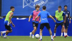 Lorenzo Amatucci conduce el bal�n ante Samu Fern�ndez (izquierda), Luismi Cruz (centro) y Diego Villares durante un entrenamiento.