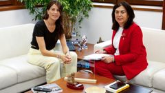 La alcaldesa de Lugo, Elena Candia, entrega el documento a la conselleira Mart�nez Allegue