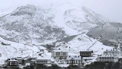 La estacin de esqu de Pajares (Asturias) cubierta por la nieve.