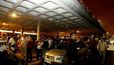 Una multitud de personas acudi� al Cl�nico en busca de noticias de sus familiares y amigos.