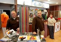 Alberto y sus padres, en A tenda do Roxo, en la calle Nosa Se�ora do Carme, en Burela