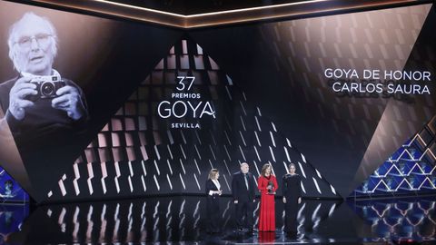 La actriz Eulalia Ramn, viuda de Carlos Saura, y sus hijos recogen el Goya de Honor durante la gala