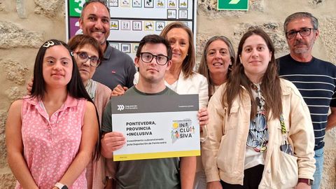 Down Vigo recibi� ayer la placa acreditativa del programa Provincia +Inclusiva de la Diputaci�n de Pontevedra, un reconocimiento a las entidades sociales que impulsan proyectos de accesibilidad e inclusi�n. La vicepresidenta provincial, Luisa S�nchez, hizo entrega de la distinci�n durante una visita a la sede de la asociaci�n en el Casco Vello.