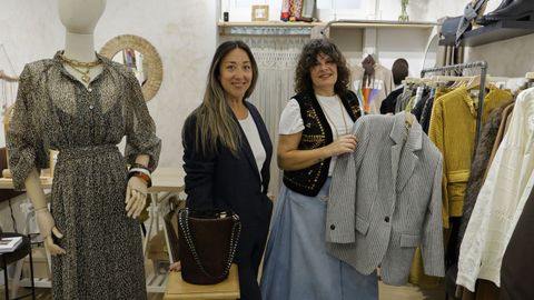 Susana y Ana en la tienda que abrieron juntas en A Corua