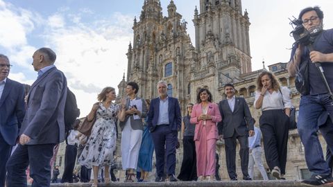 El ministro �ngel Victor Torres, con distinto personal del Ejecutivo y el delegado del Gobierno en Galicia, Pedro Blanco (tercero por la derecha), este mi�rcoles en el Obradoiro.