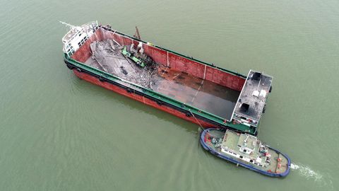 Un remolcador escolta al carguero que se empotr contra el puente, que sigue a flote y en el momento del accidente iba vaco