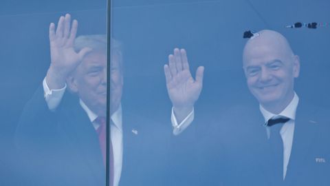 El presidente de EE. UU., Donald Trump, saluda al p�blico junto al presidente de la FIFA, Gianni Infantino