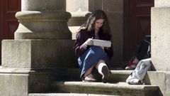Una estudiante, en las escaleras de la Facultade de Medicina en Santiago, en una imagen de archivo.