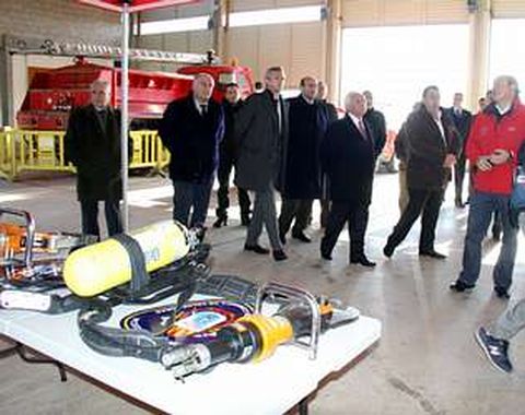 Los pol�ticos pasando por delante de varios equipos con los que trabajan los bomberos.