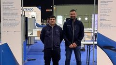 Ral Prado, ganador de la medalla de oro de fresado (a la izquierda), junto a su tutor 