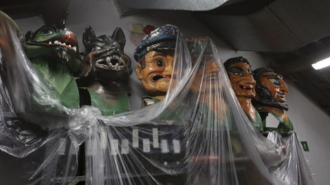 Cabezudos comerciales guardados en el fayado