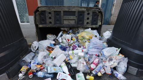 Las calles de Monforte amanecieron con la basura sin recoger y con el contenido de contenedores y cubos esparcidos por el suelo