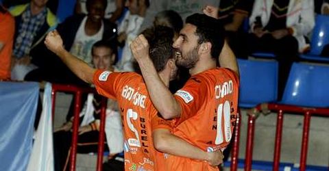 Iago M�guez y Chano celebran uno de los goles frente a ElPozo. 