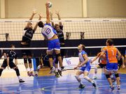 Dieste ataca el bal�n ante el intento de bloqueo rival. 