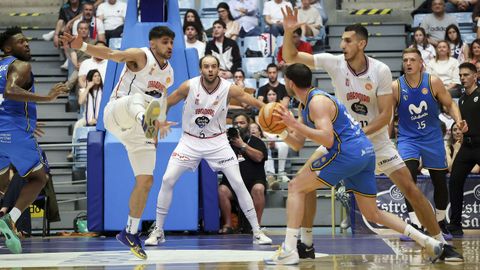 Quintela, Andersson y Kravic en una acci�n defensiva del Obradoiro