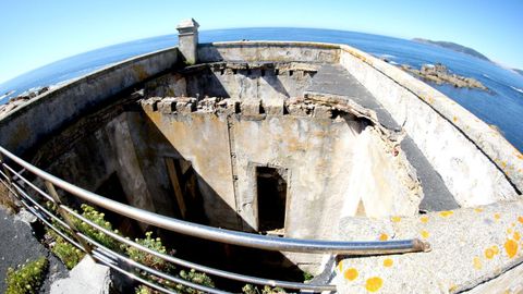 Aunque un proyecto de la empresa de extraccin de algas Porto Muos y el Concello de Corcubin quieren revitalizarla, el estado actual del faro y las dos viviendas que tiene aledaas, una a cada lado, es mejorable 