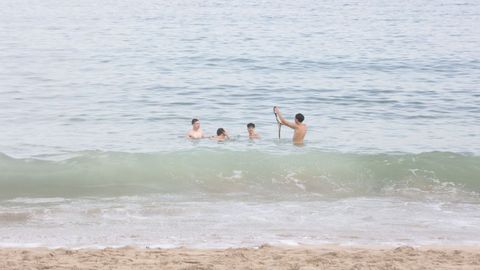 Las playas de Riazor y Orz�n amanecieron llenas de j�venes que pasaron la noche sobre la arena para disfrutar del San Xo�n