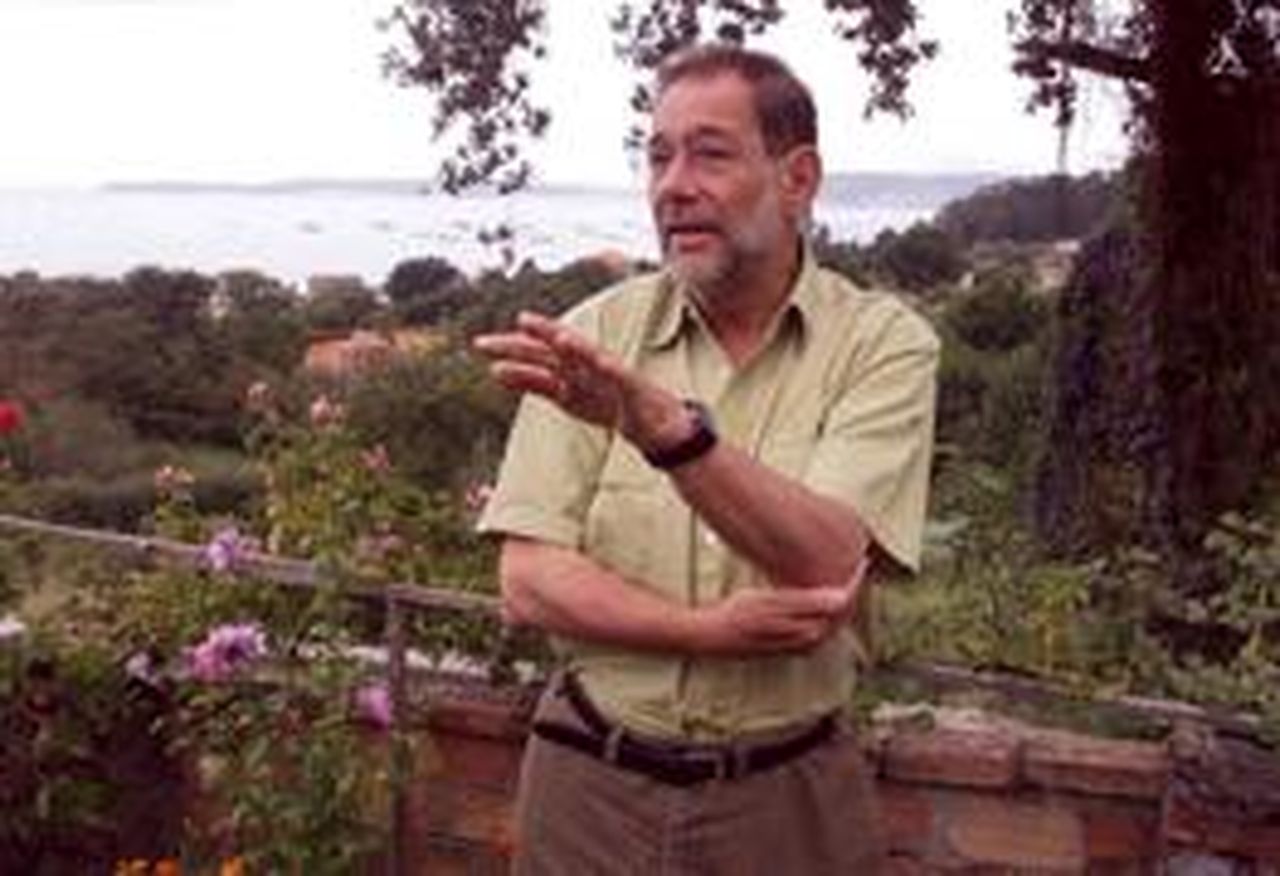 Javier Solana logra «humanizarse» con su tranquila vida en Bueu