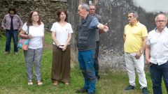 Acudieron al cementerio de Vilacoba, en Lousame, los nietos de Manuel Garc�a Hermo y de Xosefa Becerra; la diputada Sol Agra; el alcalde de Lousame, Esteban Ares, junto a varios concejales; Juan Hermida, en representaci�n de la CRMH del Barbanza; el arque�logo Andr�s Bonilla y el forense Fernando Serrulla,