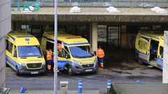 Imagen de archivo de ambulancias aparcadas en la puerta del servicio de urgencias del Cl�nico.