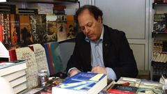 Javier Mar�as firmando una de sus obras en la Feria del Libro de Madrid