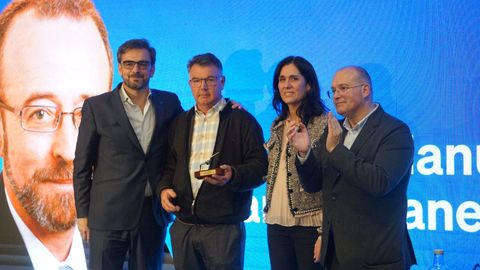 Santos Maneiro, en la pantalla, fue regidor de Mazaricos durante 20 a�os, hasta el 2015.