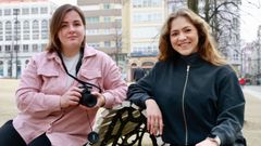 Iryna y Solomiia, retratadas esta semana en la plaza de Armas de Ferrol