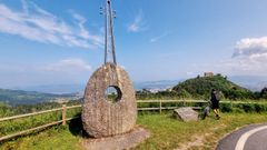 Una escultura en la carretera entre el monte Alba y el de Cepudo.