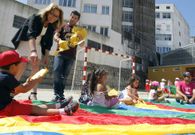 La concejala Herminia Pouso entreg� palas y neveritas de playa a los participantes en los campamentos de conciliaci�n. 