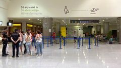 La polic�a tuvo que intervenir tras cancelarse el vuelo de Ryanair de Menorca a Santiago