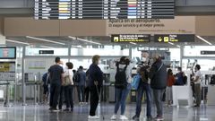 Gente en la entrada del control de seguridad en el aeropuerto de Santiago.