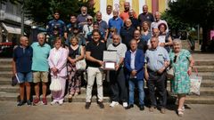 Francisco Valeiras, en el centro con el alcalde de O Carballi�o y el resto de los asistentes al homenaje al polic�a local jubilado.