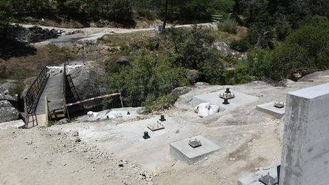 Obras para colocar la nueva pasarela en la zona el embalse de Cachamua
