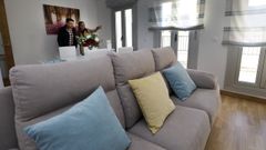 Visita a un piso realizada por la inmobiliaria Cisbar