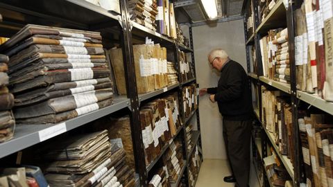 El canónigo Félix Villares, en el archivo diocesano, en imagen de archivo