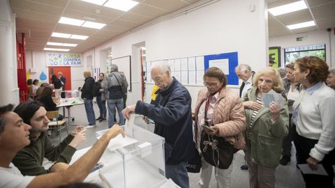 Ciudadanos votando tras la apertura de los colegios electorales en Catalua