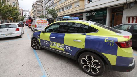 El fuego se declar� en la cocina de una vivienda de la r�a Barcelona de Carballo.