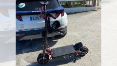 Patinete elctrico (en aspecto), inmovilizado por circular a ms de 25 kilmetros por hora por una va interurbana, en Mugardos