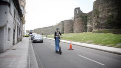 Una usuaria de patinente circulando por la Ronda da Muralla el pasado junio