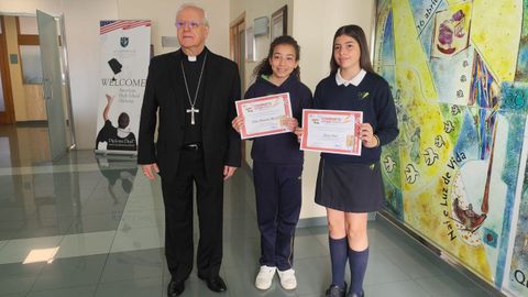 El obispo con Salma Alexandra Marcel y Laura Arias