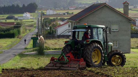 Imagen de archivo de un tractor en una finca