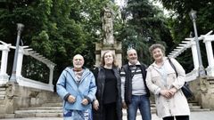 Emilio Varela, Beatriz Rodr�guez, �scar L�pez y Mar�a Teresa Riveiro, ante el monumento