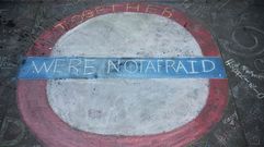 Una se�al del metro londinense dibujada con tiza muestra el mensaje �Juntos no tenemos miedo� sobre la calzada en la plaza de Trafalgar en Londres no lejos del Parlamento donde se produjo el ataque terrorista.