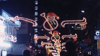 Imagen de la ornamentación lumínica en la calle del Príncipe en unas fiestas a medidos de los años 90.