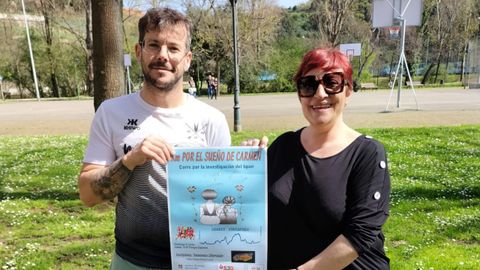 �lex Rodr�guez y Luisa Fern�ndez, madre de Carmen, con el cartel de��Km por el sue�o de Carmen�, la�carrera ben�fica en Luanco